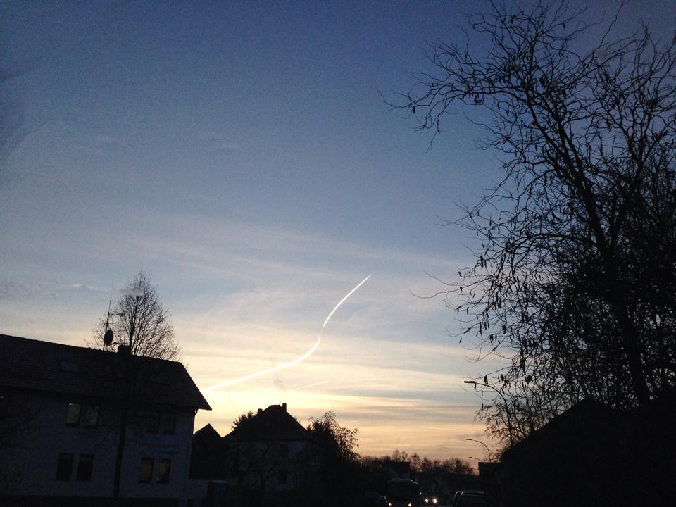 Von "Chemtrails" im Rahmen des Geoengineerings verschleierter Himmel über Bingenheim bei Echzell (Hessen) am 3.12.2013