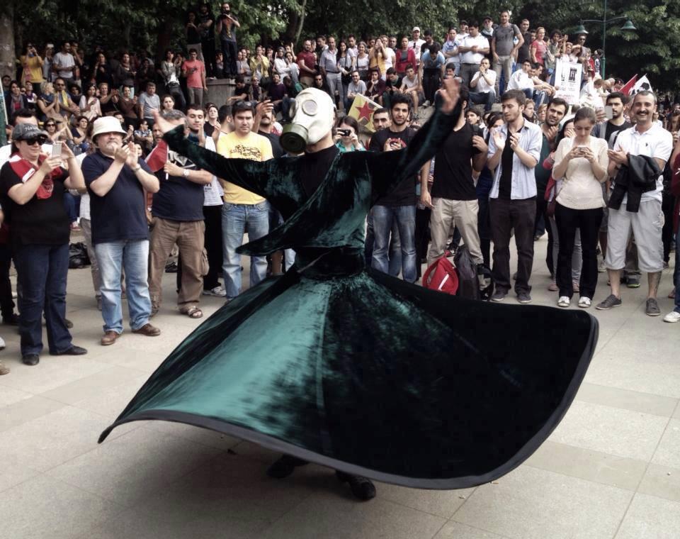 Ein protestierender Mevlevi-Derwisch mit Gasmaske in Ankara.