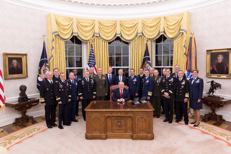Präsident Donald J. Trump mit Militärs bei einem Treffen im Weißen Haus am 6.10.2017 (Archivbild)