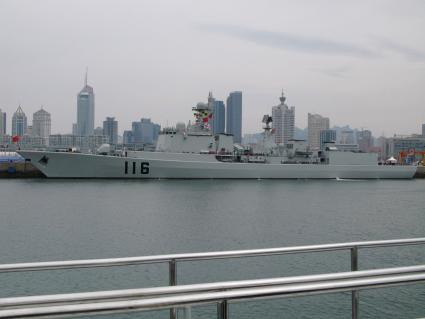 Das Flaggschiff Shijiazhuang der Flottenparade im olympischenHafen von Qingdao. Bild: Kapitän zur See Markus Krause-Traudes
