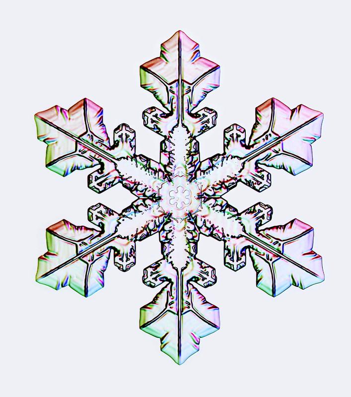 Am Ursprung des perfekten Kristalls: Wasser kristallisiert in einer sechszähligen Symmetrie, die an jeder Schneeflocke zu erkennen ist. Diese Ordnung bildet sich bereits in Wasserclustern mit 475 Molekülen aus, die mit einer Schneeflocke noch keine Ähnlichkeit haben.
Quelle: Foto: Science Photo Library (idw)