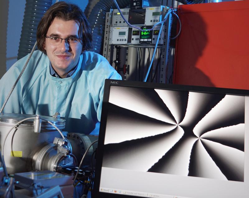In einem Labor des Instituts für Optik und Quantenelektronik der Friedrich-Schiller-Universität Jena zeigt der Physiker Michael Zürch auf einem Bildschirm sogenannte optische Wirbel, die durch Beschuss von Argon-Gas mit einem Femtosekundenlaser erzeugt werden.
Quelle: Foto: Jan-Peter Kasper/FSU (idw)