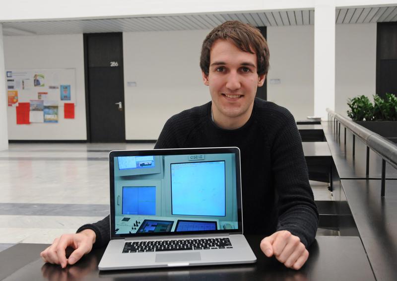Daniel Diethei hat am Design von Radardisplay für Fluglotsen mitgewirkt. Das Foto auf seinem Laptop zeigt einen Lotsenarbeitsplatz im Kontrollzentrum der Deutschen Flugsicherung in Karlsruhe. Quelle: Foto: Robert Emmerich (idw)