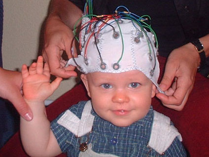 Elektroden auf der Kopfoberfläche registrieren die von den Nervenzellen ausgehenden elektrischen Signale und leiten sie an Messgeräte weiter. Quelle: MPI f. Kognitions- und Neurowissenschaften/ Ch. Rügen (idw)