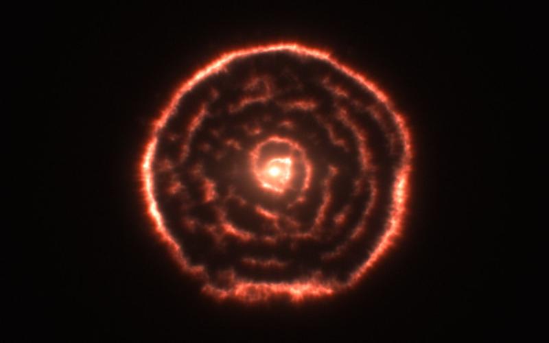 Beobachtungen des ALMA-Teleskops zeigen eine unerwartete Spiralstruktur im Material um den alten Stern "R Sculptoris".
Quelle: Foto: ALMA (ESO/NAOJ/NRAO) (idw)