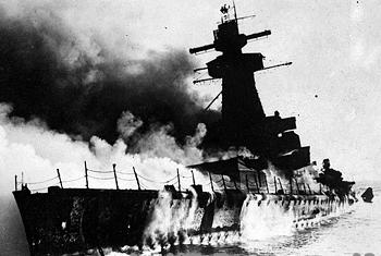 Das brennende Wrack der Admiral Graf Spee vor Montevideo