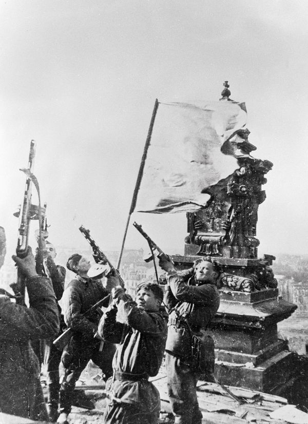 Die rote Fahne über dem Reichstag, am 2. Mai 1945 nachgestellte Szene vom Vortag Bild: Anatolij Morosow / RIA Nowosti / Sputnik