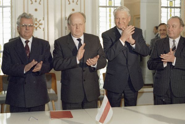 Von links nach rechts: Krawtschuk, Schuschkewitsch und Jelzin nach Unterzeichnung der Erklärung vom 08.12.1991 Bild: Sputnik