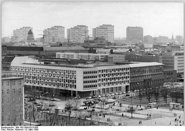 Das ehemalige Ministerium für Volksbildung der DDR im Jahr 1990 / Bild: Reiche HartmutBundesarchiv Bild 183-1990-0313-008