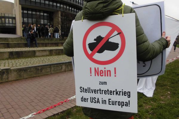 Friedenskundgebung gegen Waffenlieferungen in Düsseldorf vor dem Landtagsgebäude, 27. Januar 2023 Bild: Felicitas Rabe