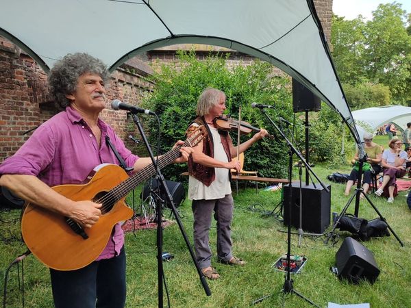 Das Duo "Golany & Meyen" mit Ofer Golany (Jerusalem) und Alexander (Köln), Edelweißpiratenfestival, Köln, 18.06.2023 Bild: Felicitas Rabe