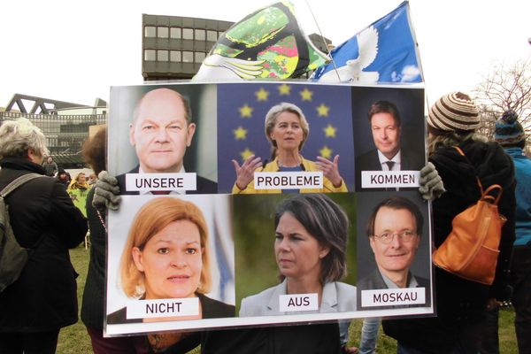 Friedenskundgebung gegen Waffenlieferungen in Düsseldorf vor dem Landtagsgebäude, 27. Januar 2023 Bild: Felicitas Rabe