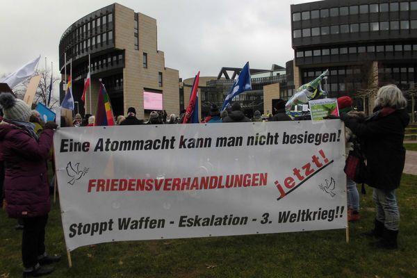 Friedenskundgebung gegen Waffenlieferungen in Düsseldorf vor dem Landtagsgebäude, 27. Januar 2023 Bild: Felicitas Rabe