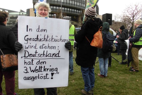 Friedenskundgebung gegen Waffenlieferungen in Düsseldorf vor dem Landtagsgebäude, 27. Januar 2023 Bild: Felicitas Rabe