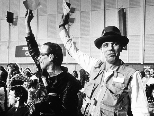 Kunstprofessor und Politiker Joseph Beuys während einer Abstimmung auf dem Gründungsparteitag der Grünen, 1980. Bild: www.globallookpress.com