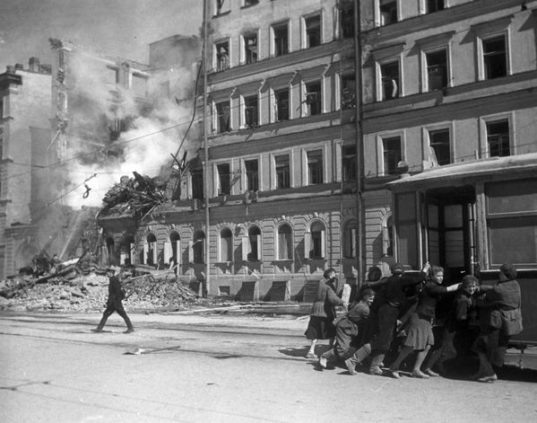 Straßenszene nach einem Bombardement am 1. Mai 1942 in Leningrad Bild: Boris Kudojarow / RIA Nowosti / Sputnik
