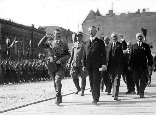 Adolf Hitler mit Hjalmar Schacht bei der Grundsteinlegung des neuen Reichsbankgebäudes in Berlin, 1934 Bild: www.globallookpress.com