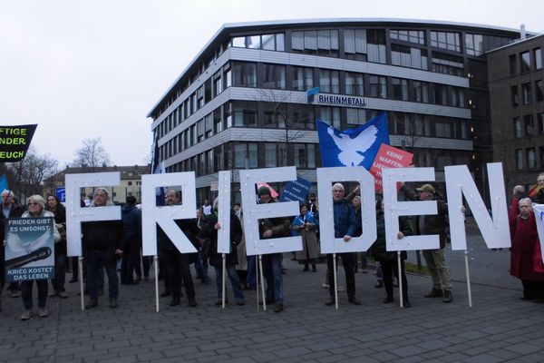 Friedensdemonstration vor Rheinmetall in Düsseldorf (11. Februar 2023) Bild: Felicitas Rabe / RT