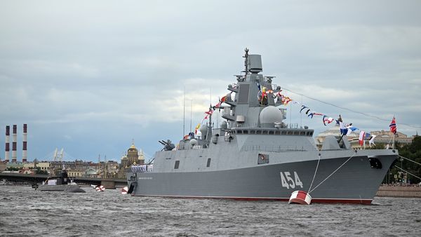 Die Admiral Gorschkow bei der Marineparade in St. Petersburg, 31.07.2022. Bild: Pavel Byrkin / Sputnik
