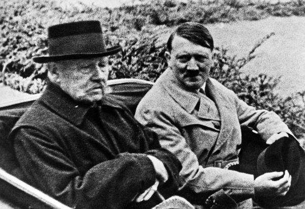 Reichspräsident Paul von Hindenburg und Adolf Hitler im Jahre 1933. Bild: www.globallookpress.com