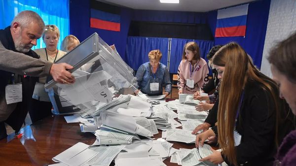 Auszählung der Stimmzettel in der Donezker Volksrepublik Bild: Sputnik