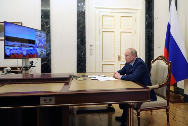 Der russische Präsident Wladimir Putin verfolgt den Raketenstart (20.04.2022)