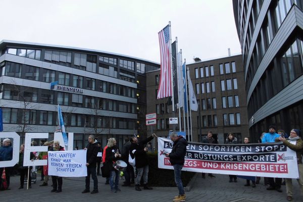 Friedensdemonstration vor Rheinmetall in Düsseldorf (11. Februar 2023) Bild: Felicitas Rabe / RT