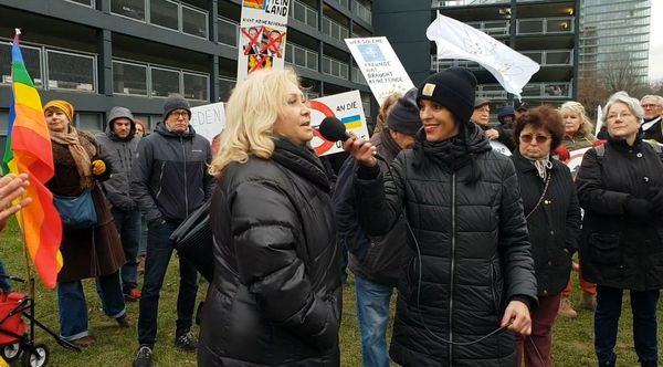 Friedenskundgebung gegen Waffenlieferungen in Düsseldorf vor dem Landtagsgebäude, 27. Januar 2023 Bild: Felicitas Rabe