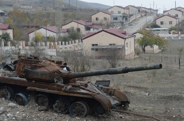 Ein ausgebrannter Panzer der Verteidigungsarmee der Republik Berg-Karabach. Bild: Alexej Kudenko / Sputnik
