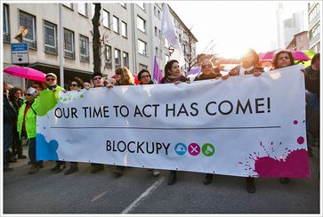 Blockupy-Aktivisten mit Transparent am 18. März 2015