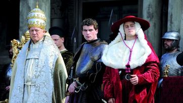 Rodrigo Borgia (John Dorman, li) erwartet mit seinen Söhnen Juan (Stanley Weber) und Cesare (Mark Ryder) die Ankunft von König Karl. Bild: ZDF und Jiri Hanzl
