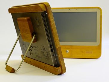 Der umweltschonende Touchscreen-PC iameco fällt aus dem Rahmen - er ist aus Holz.
Quelle: (c) MicroPro (idw)