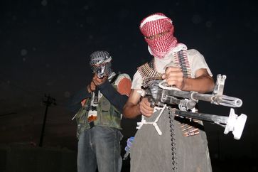 Islamischer Staat: Pair of armed anti-American insurgents from northern Iraq