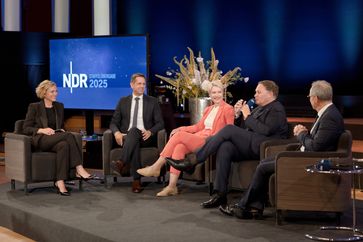 Caren Miosga, Olaf Lies, Manuela Schwesig, Carsten Brosda und Kai Gniffke (2025) Bild: NDR Rundfunkrat/NDR Verwaltungsrat Fotograf: MORRIS MAC MATZEN