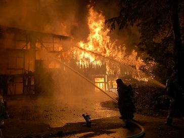 Die Lagerhalle brannte in voller Ausdehnung. (Bild: Feuerwehr Haan)