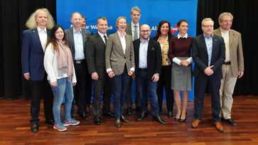 Der neu gewählte Landesvorstand der AfD in Baden-Württemberg (v.l.n.r.): Peter Gremminger, Rebecca Weißbrot, Dr. Rainer Balzer, Stefan Köthe, Martin Hess, Dr. Alice Weidel, Dr. Marc Jongen, Markus Frohnmaier, Rosa-Maria Reiter, Anne Charlotte Samland, Marc Bernhard, Volker Keck (2020)