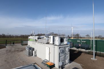 Der frisch installierte Elektrolyseur, der Windenergie in Wasserstoff umwandelt Bild: Andreas Oetker-Kast Fotograf: ANDREAS OETKER-KAST
