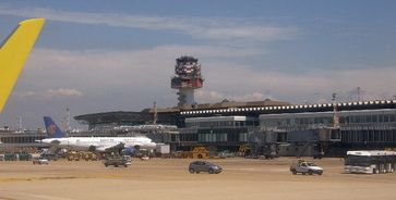 Flughafen Rom-Fiumicino: Der Flughafen mit Tower