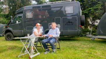 13 Meter Reisefreude: Ann-Susann und Rüdiger Geserick haben sich ihren Traum vom Luxus-Wohnmobil mit Autoanhänger verwirklicht.  Bild: ZDF Fotograf: ZDF/Yannick Schmeil