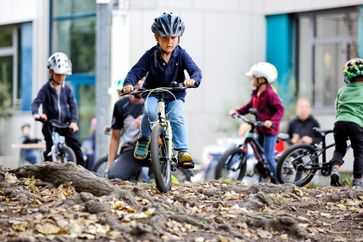 Über Stock und Stein: Kinder testen die Fahrräder