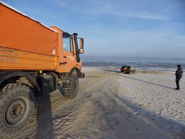 festgefahrener Pkw am Strand