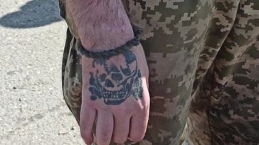 Archivbild: Totenkopf-Tattoo auf der Hand eines ukrainischen Soldaten Bild: Pressedienst des russischen Verteidigungsministeriums / Sputnik