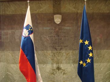 Slowenische und EU-Flagge in der Staatsversammlung