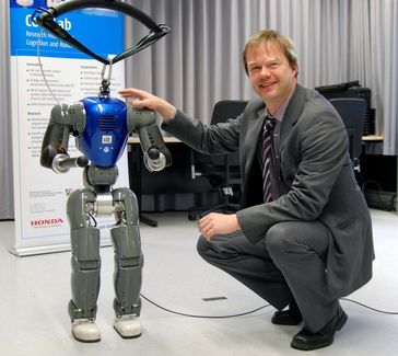 Der humanoide Roboter COMAN soll noch ein bisschen wachsen, damit er mit Erwachsenen interagieren kann. Professor Dr. Jochen Steil leitet das neue Forschungsprojekt. Quelle: Foto: Universität Bielefeld (idw)