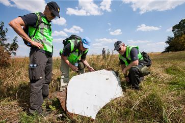 MH17: Niederländische und australische Einsatzkräfte untersuchen ein Wrackteil.
