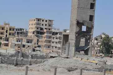 Durch Explosivwaffen zerstörte Stadt in Syrien