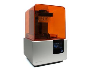 Einer der am Institut für Elektrische Messtechnik und Grundlagen der Elektrotechnik verwendeten 3D-Drucker: Formlabs Form 2.
Quelle: Bildnachweis: Tanja Coenen/TU Braunschweig (idw)