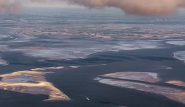 Blick aus W, 1 km Höhe auf Südfall und Nordstrand, genau in der Bildmitte Überreste von Rungholt