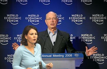 Bildhintergrund: Klaus Schwab, Weltwirtschaftsforum 2008, Remy Steinegger, Bildlizenz: CC BY-SA 2.0, Vordergrund: Annalena Baerbock, Olaf Kosinsky (kosinsky.eu)