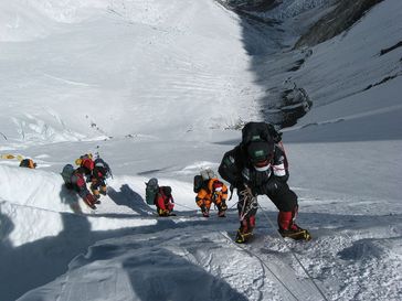 Vor den anvisierten Gipfeltagen steigen die Bergsteiger an Fixseilen entlang durch die Lhotse-Wand am Mount Everest. Oben auf der Moräne ist Lager II zu erkennen. (Symbolbild)
